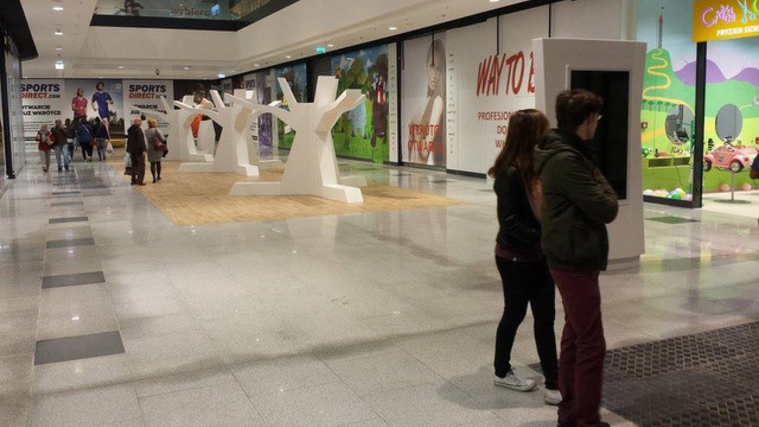 Tak wygląda alejka w nowej łódzkiej  galerii handlowej. 9 klientów, dwa otwarte sklepy, 6 zamkniętych.