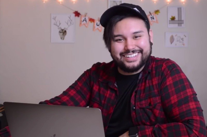 Brian Velez na swoim kanale prowadzi cykl "American reacts...". Komentuje w nim kulturę i muzykę wielu krajów, w tym Polski