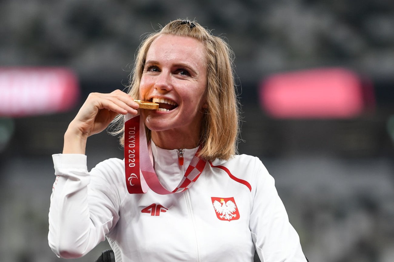 Róża Kozakowska szczęśliwa, ze złotym medalem. Pierwszym dla Biało-Czerwonych na paraigrzyskach w Tokio.