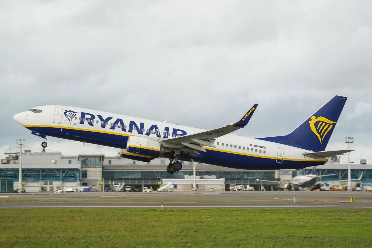 Ryanair przychodzi z pocieszeniem na Blue Monday. Bilety kupisz taniej, ale trzeba się spieszyć. Promocja od Ryanair na Blue Monday. Na pocieszenie te bilety lotnicze kupisz teraz taniej.