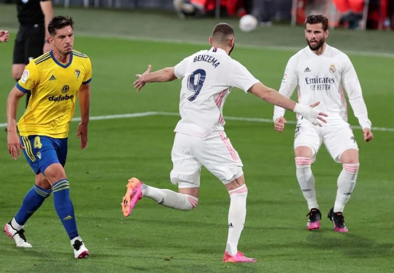 Karim Benzema zanotował znakomity występ z Cadiz, Real jest dzięki niemu liderem LaLiga