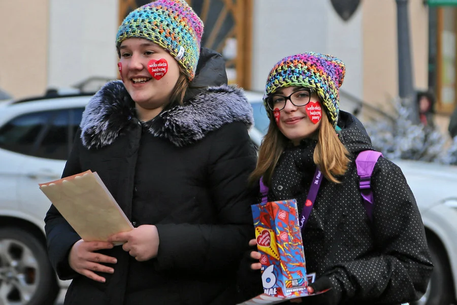 Wolontariusze zbierają datki na rzecz Wielkiej Orkiestry Świątecznej Pomocy. W Tychach przegonił ich ksiądz proboszcz.