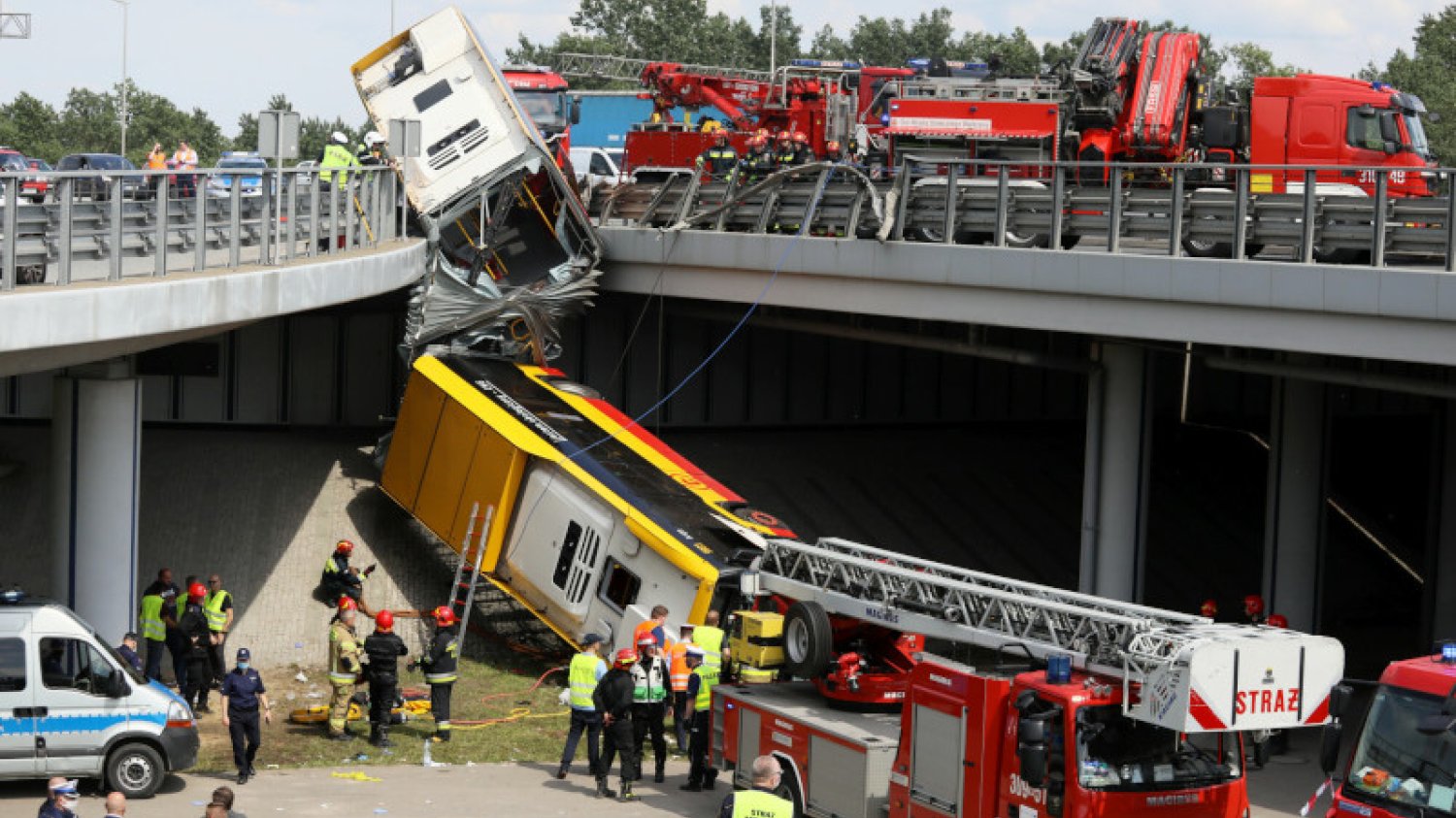 Wypadek miejskiego autobusu na wiadukcie trasy S8, na zjeździe z mostu Grota-Roweckiego.