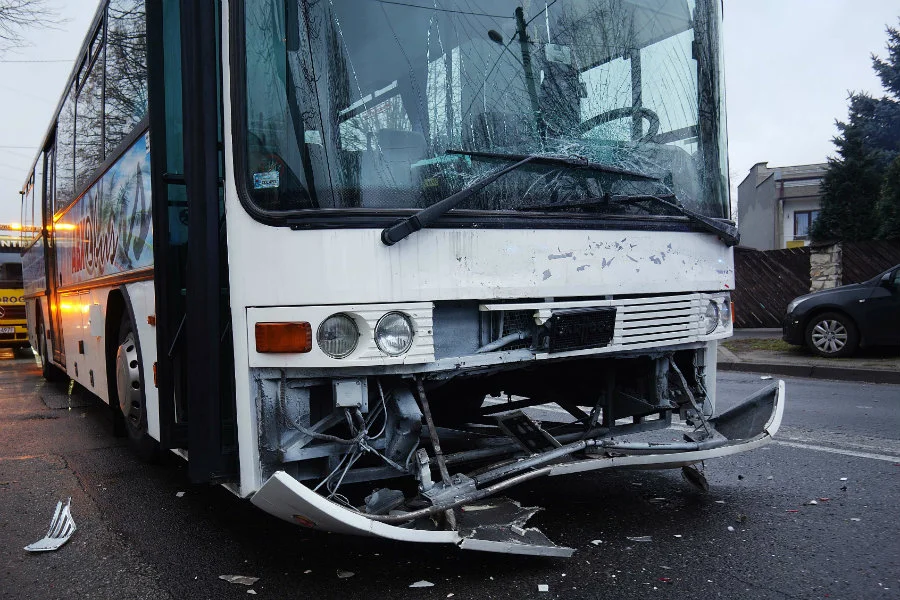 Do wypadku autobusu szkolnego doszło w Kaczkach Średnich koło Turku. Jedno z dzieci ma obcięte cztery palce.