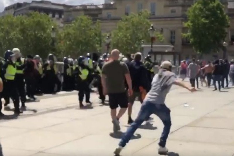 Ochrona pomników przez skrajną prawicę przerodziła się w Londynie w zamieszki i bitwę z policją.