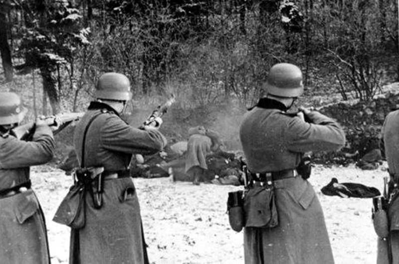 W lipcu 1941 roku we Lwowie Niemcy zamordowali wielu przedstawicieli polskiej elity. Na zdj. egzekucja polskich cywilów w Bochni w grudniu 1939 roku.