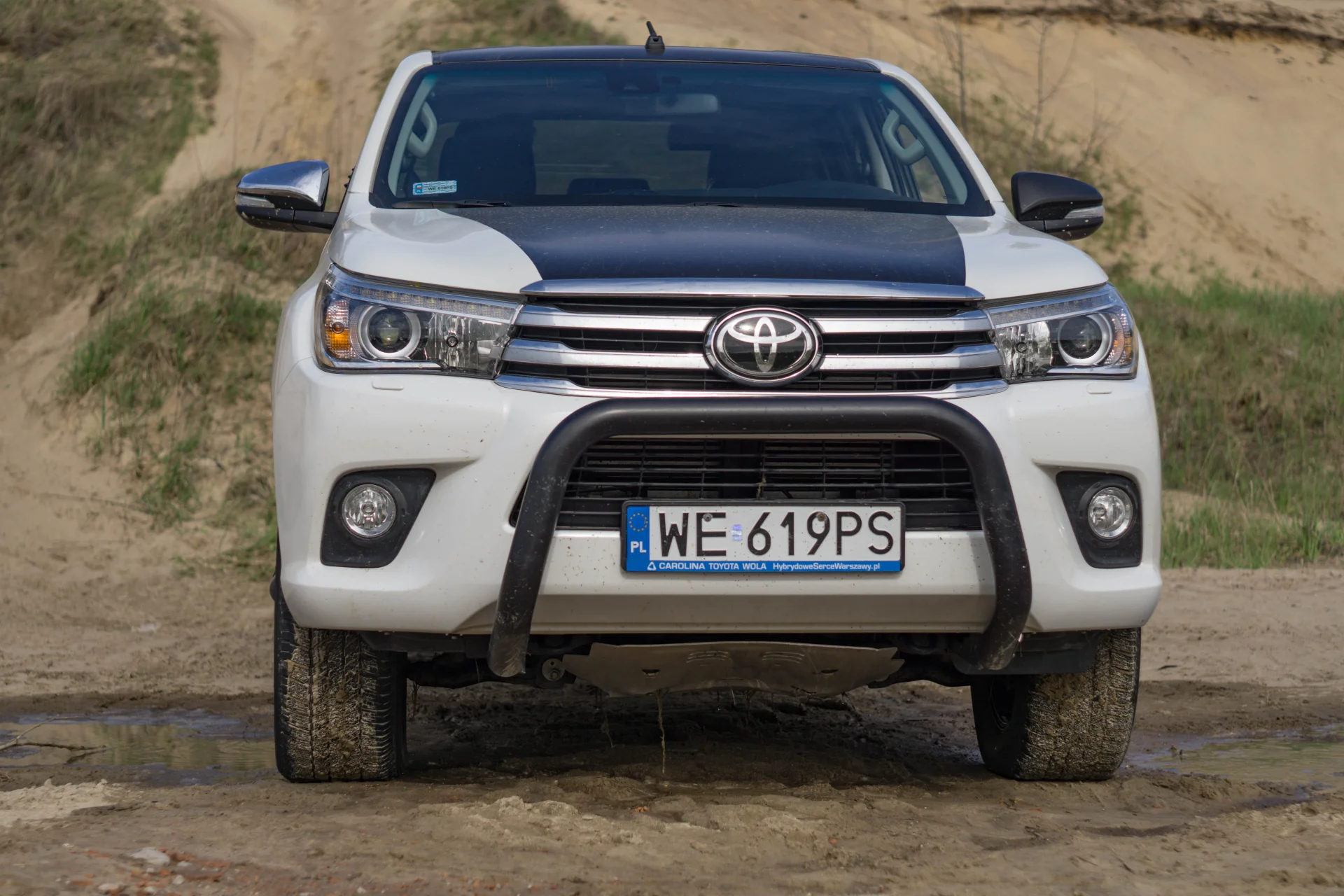Chromowana atrapa grilla to ukłon w stronę tych, dla których Hilux będzie fajnym autem do... pokazania się.