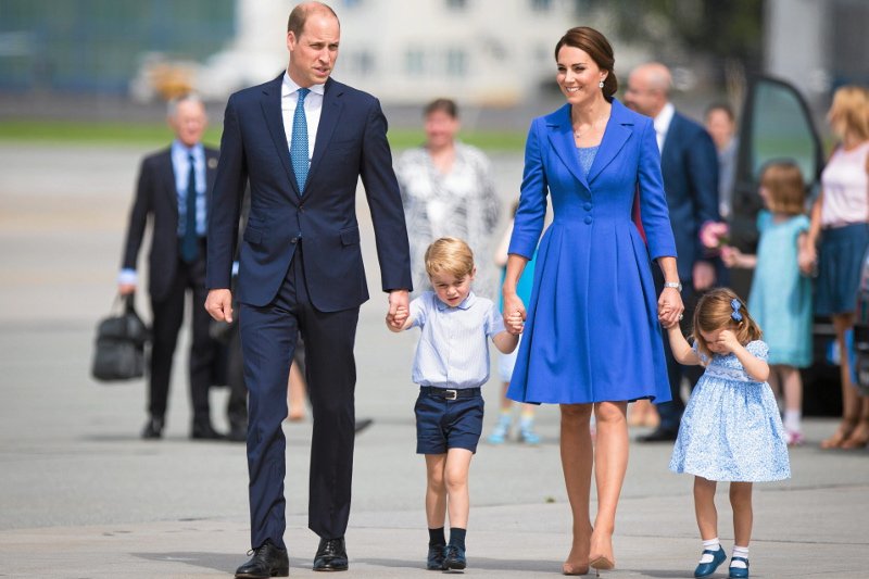 Tą informacją żyje Londyn. Księżna Kate jest w ciąży, będzie trzeci następca tronu. Na zdjęciu – para książęca z dziećmi na lotnisku w Warszawie.