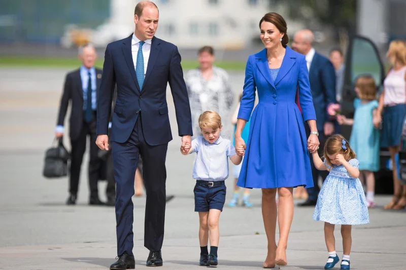Tą informacją żyje Londyn. Księżna Kate jest w ciąży, będzie trzeci następca tronu. Na zdjęciu – para książęca z dziećmi na lotnisku w Warszawie.