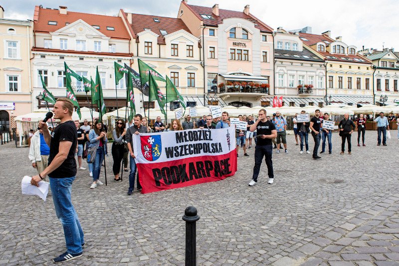 Młodzież Wszechpolska protestowała przeciwko ulgom w komunikacji miejskiej dla zagranicznych studentów.