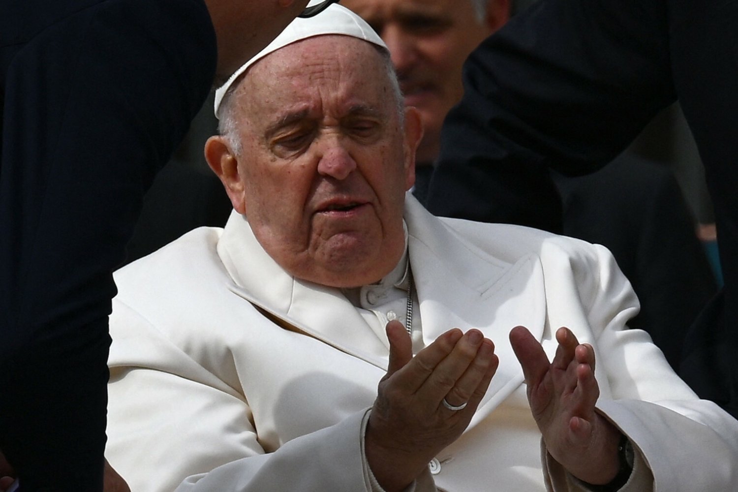 Papież Franciszek na pewno nie ma COVID-19.