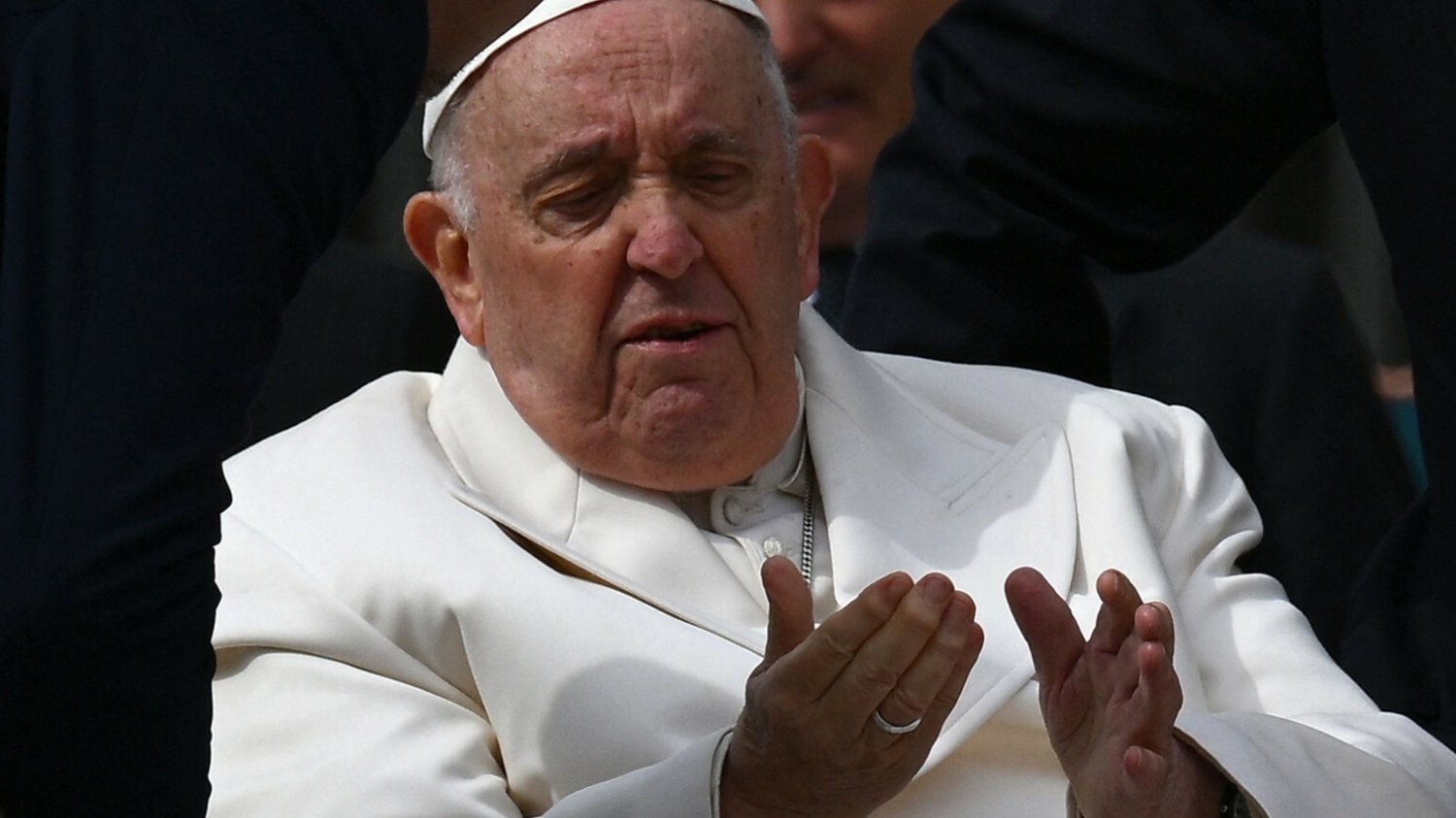 Papież Franciszek na pewno nie ma COVID-19.