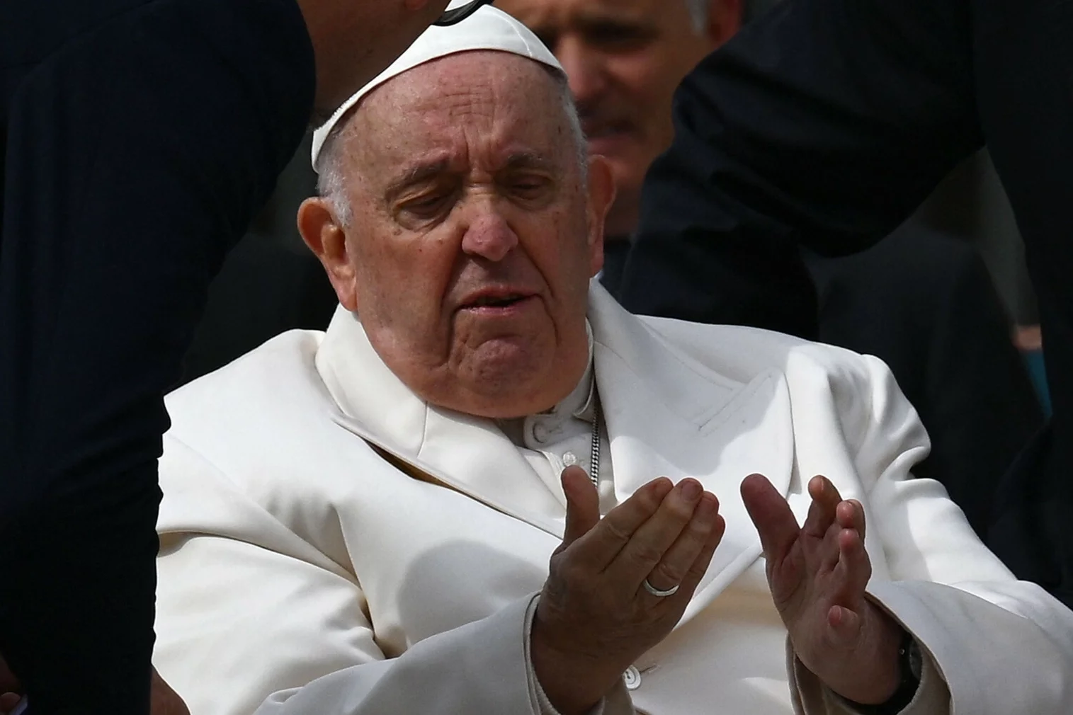 Papież Franciszek na pewno nie ma COVID-19.