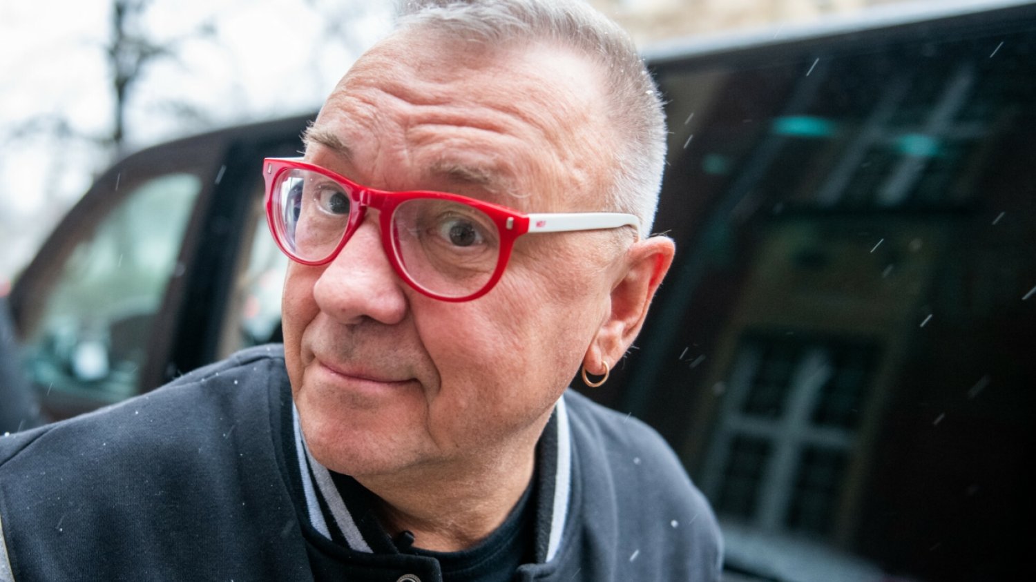 Jurek Owsiak, założyciel WOŚP. Zdjęcie zrobione z okazji uroczystości nadania imienia WOŚP Oddziałowi Neonatologicznemu II w Poznaniu. Jurek Owsiak, założyciel WOŚP. Zdjęcie zrobione z okazji uroczystości nadania imienia WOŚP Oddziałowi Neonatologicznemu II w Poznaniu.