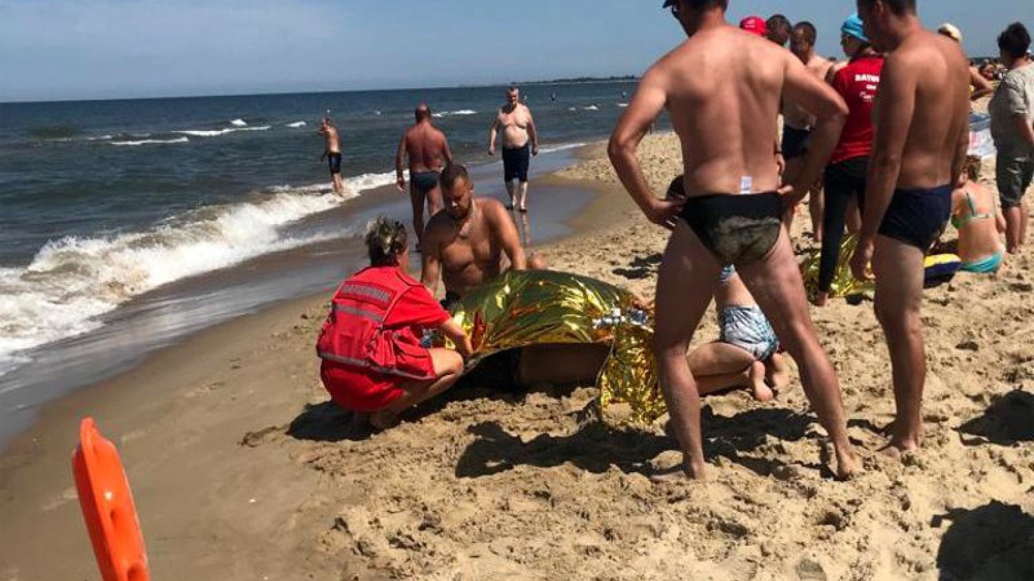 Policjant uratował topiące się dzieci i ich dziadka.