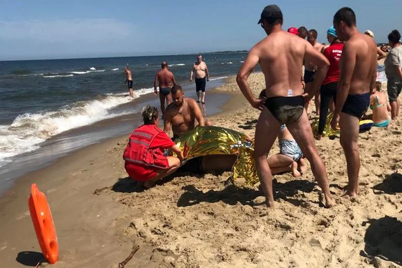 Policjant uratował topiące się dzieci i ich dziadka.