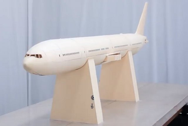 Papierowy Boeing 777-300ER zaczął powstawać w 2008 roku. Prace wciąż trwają