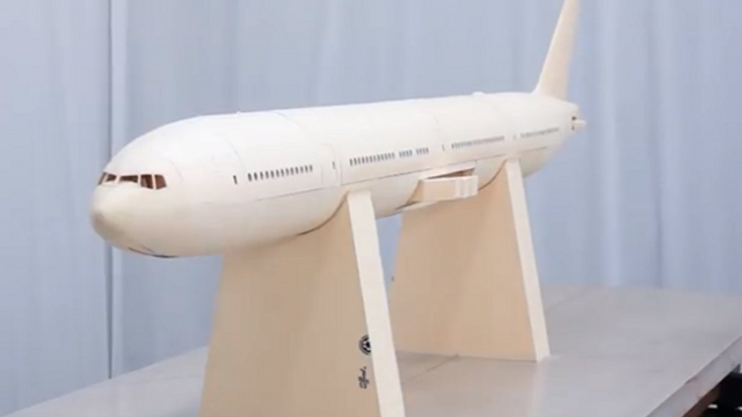 Papierowy Boeing 777-300ER zaczął powstawać w 2008 roku. Prace wciąż trwają