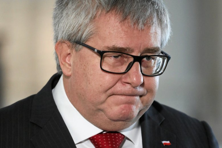 Były poseł PiS Łukasz Z. i europoseł Ryszard Czarnecki mieli fikcyjnie zatrudniali robotnika z gospodarstwa posła Z.