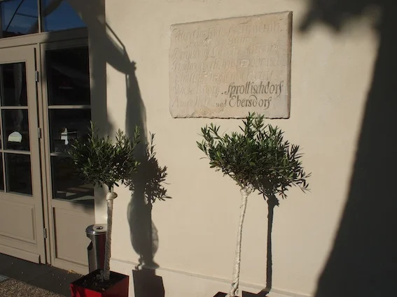 Jedna z zabytkowych tablic w Wiechlicach świadcząca o długiej i skomplikowanej historii obiektu.