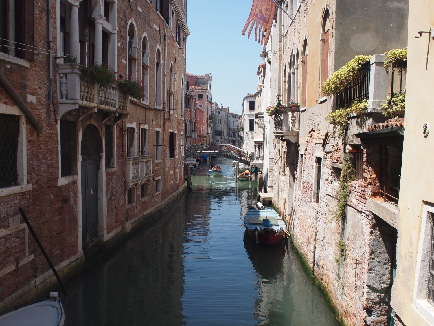 Wenecja. Malownicze kanały nieopodal Mostu Westchnień.