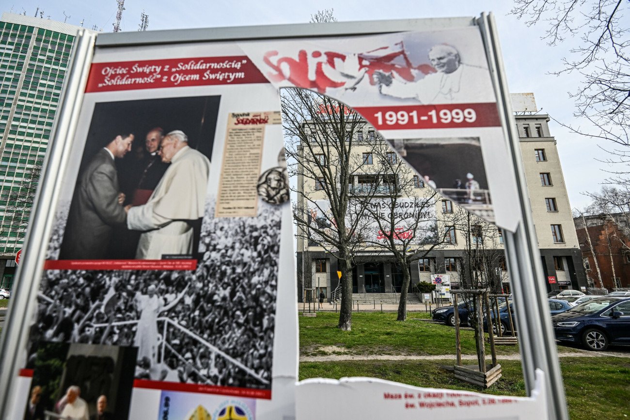 Wystawa papieska przed siedzibą "Solidarności" w Gdańsku została zniszczona