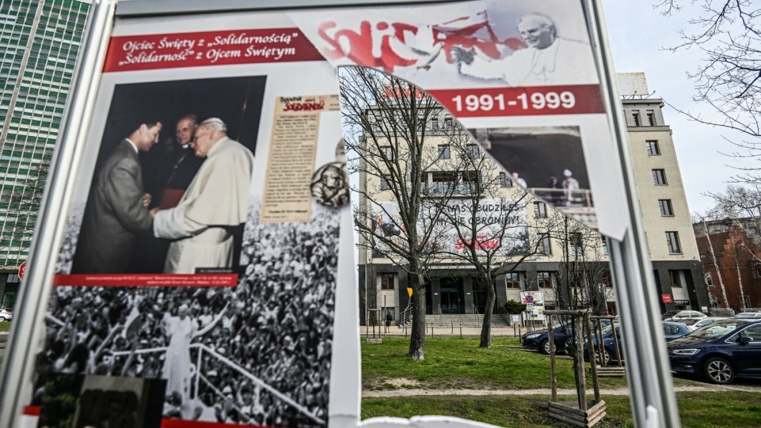 Wystawa papieska przed siedzibą "Solidarności" w Gdańsku została zniszczona Wystawa papieska przed siedzibą "Solidarności" w Gdańsku została zniszczona