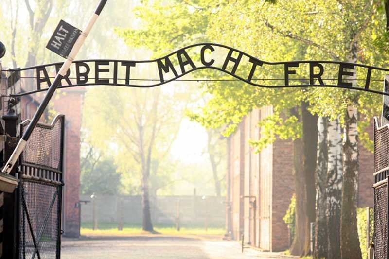 Hasło "Arbeit macht frei" jest dobrym sposobem na reklamę gazu ziemnego?