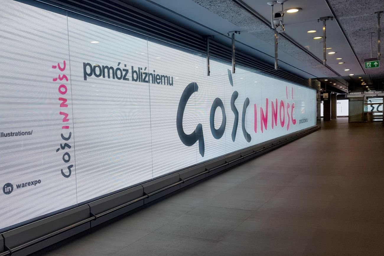 Digitalowy mural w Metrze Świętokrzyska.