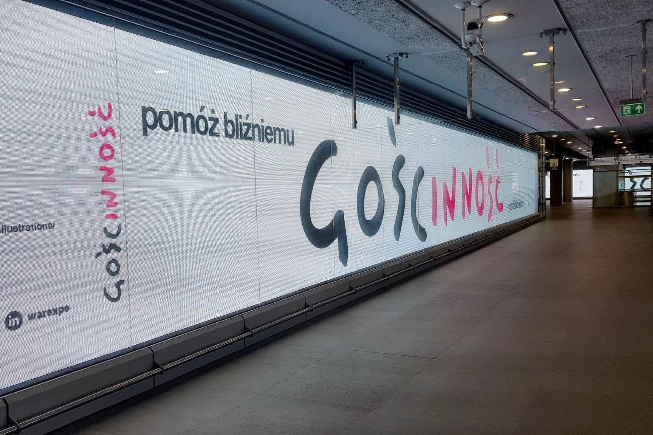 Digitalowy mural w Metrze Świętokrzyska.