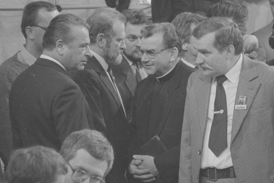 Ujawniono kolejne listy Kiszczaka do Wałęsy, które znajdują się w Instytucie Hoovera w USA.