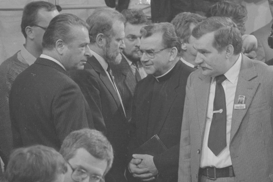 Ujawniono kolejne listy Kiszczaka do Wałęsy, które znajdują się w Instytucie Hoovera w USA.