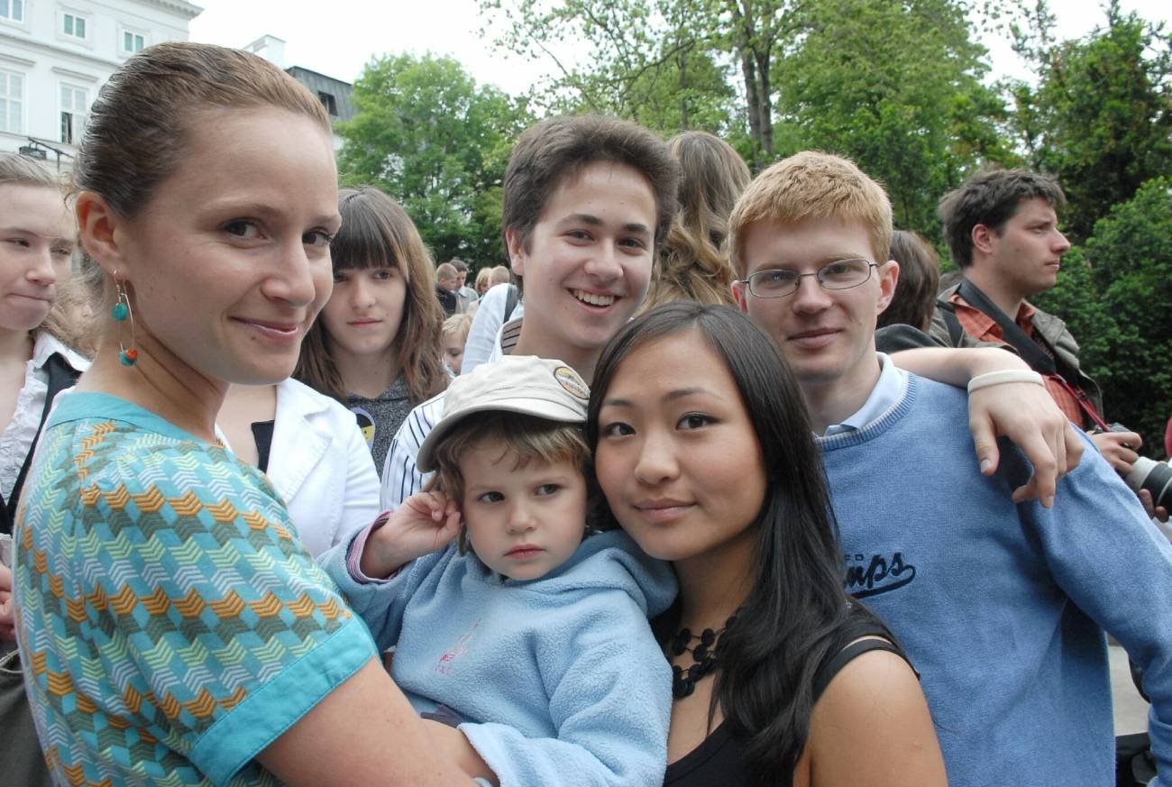 Dzień Dziecka w Pałacu Prezydenckim w 2006 roku. Na zdjęciu  Monika Mrozowska z córką, Sergiusz Żymelka, Misheel Jargalsajkhan i Aleksander Ihnatowicz