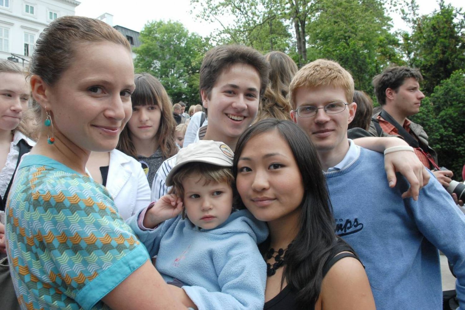 Dzień Dziecka w Pałacu Prezydenckim w 2006 roku. Na zdjęciu Monika Mrozowska z córką, Sergiusz Żymelka, Misheel Jargalsajkhan i Aleksander Ihnatowicz