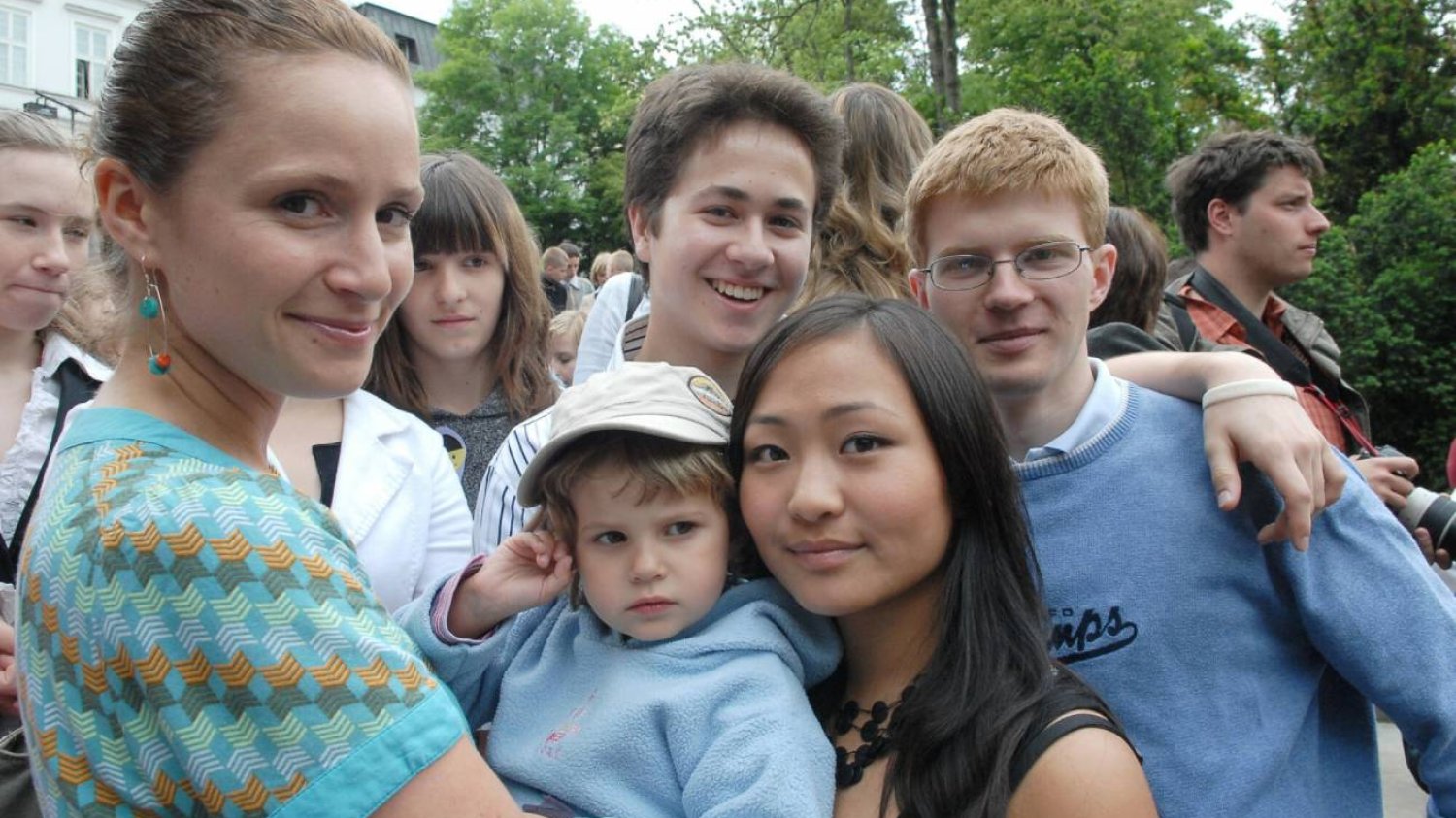 Dzień Dziecka w Pałacu Prezydenckim w 2006 roku. Na zdjęciu Monika Mrozowska z córką, Sergiusz Żymelka, Misheel Jargalsajkhan i Aleksander Ihnatowicz