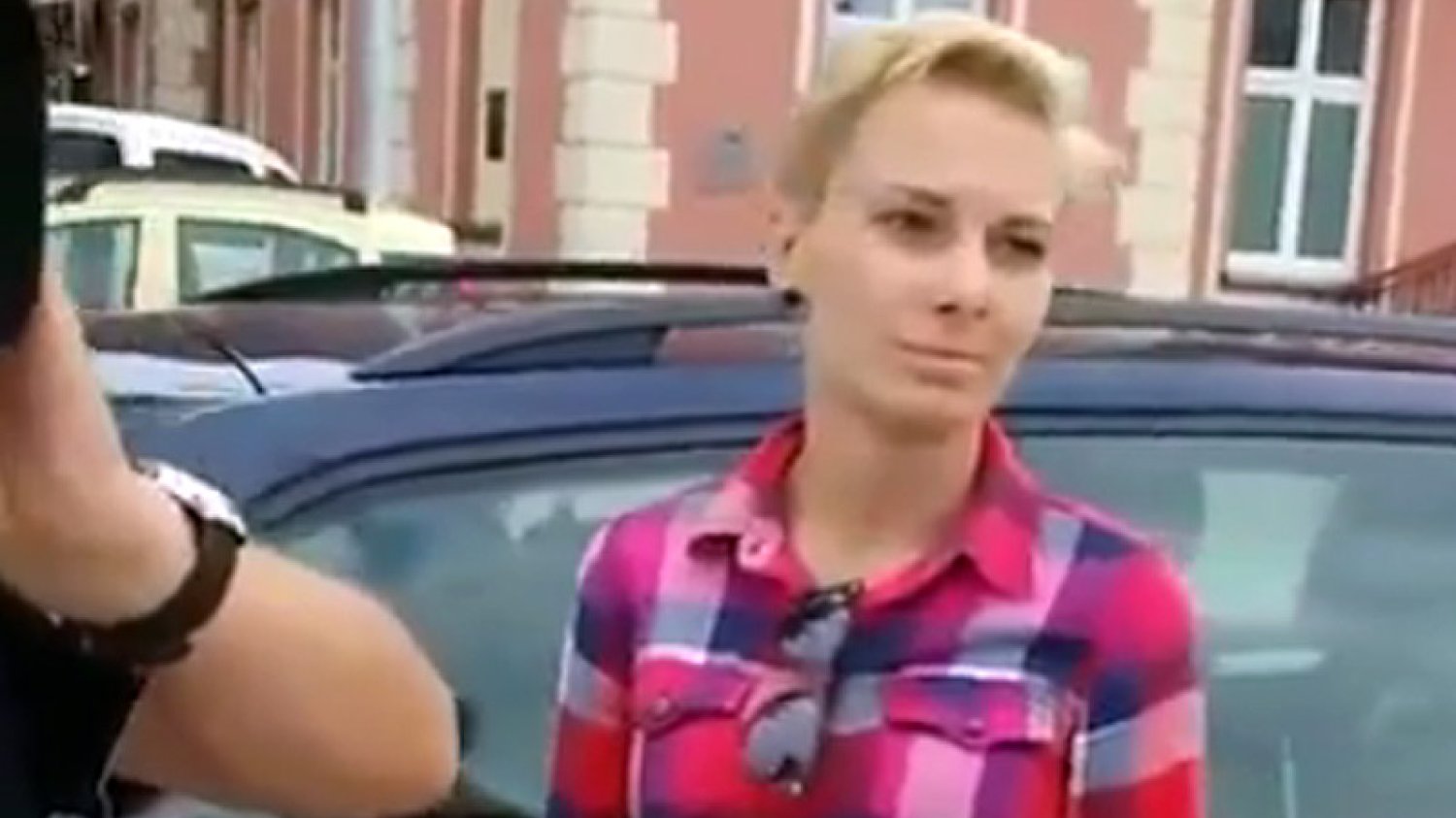 Skrajna prawica cieszy się, że "Narodowa Częstochowa" "nagadała" dziennikarce TVN24. A teraz spójrzmy na to nagranie trzeźwym okiem...