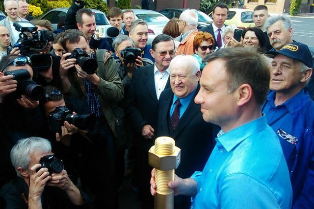 Świadkowie myśleli, że to mosiądz. Ale nie. Prezes Asmetu (siwy mężczyzna w niebieskiej koszuli)  podkreślił, że na śrubie jest parę kilo złota.