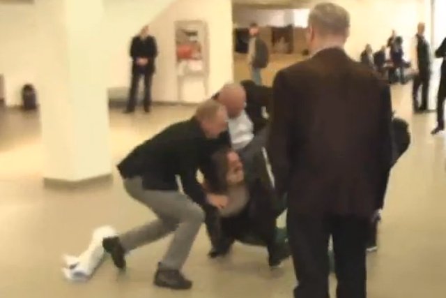 Nagranie sugeruje, że interweniujący ochroniarze usiłowali zatkać mężczyźnie usta