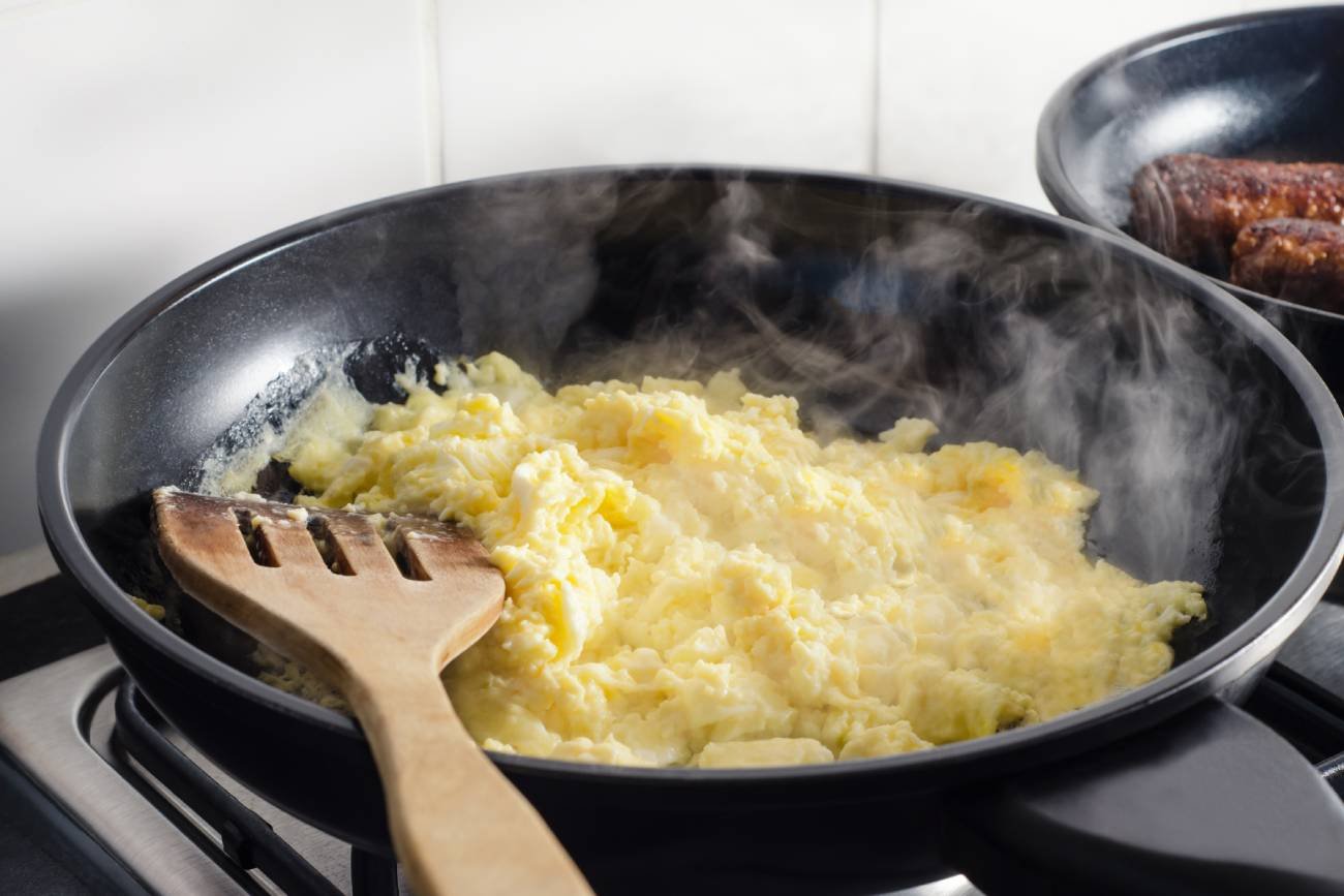 Przepis na jajecznicę na mleku. Lekka, fit i pyszna