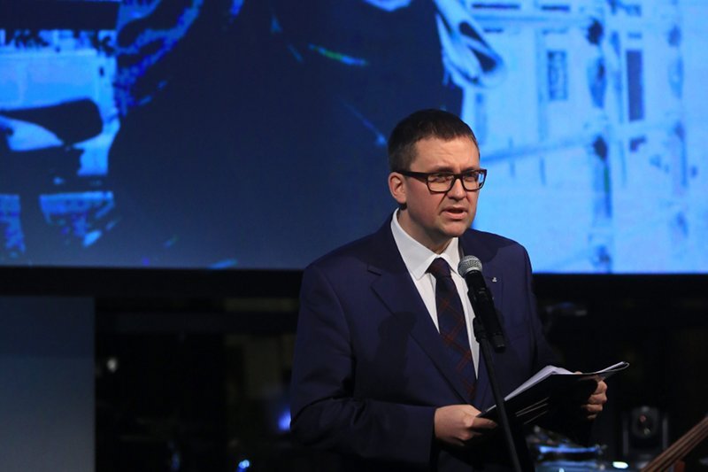 Jan Ołdakowski, dyrektor Muzeum Powstania Warszawskiego krytykuje modę noszenia opasek.