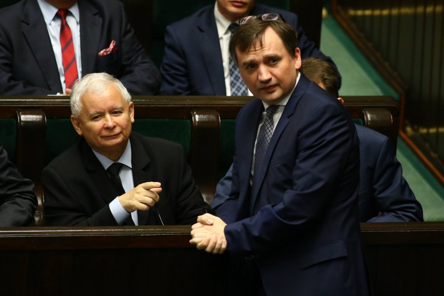 Operacja usunięcia Zbigniewa Ziobry z rządu może być politycznie bardzo ryzykowna, gdyż w aparacie władzy ma on legiony swoich świetnie opłacanych ludzi.