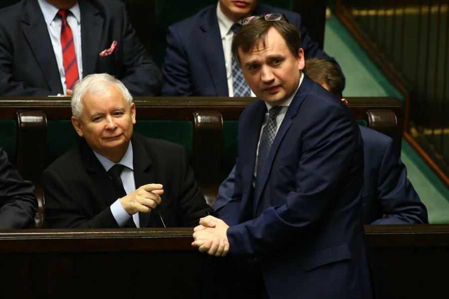 Operacja usunięcia Zbigniewa Ziobry z rządu może być politycznie bardzo ryzykowna, gdyż w aparacie władzy ma on legiony swoich świetnie opłacanych ludzi.