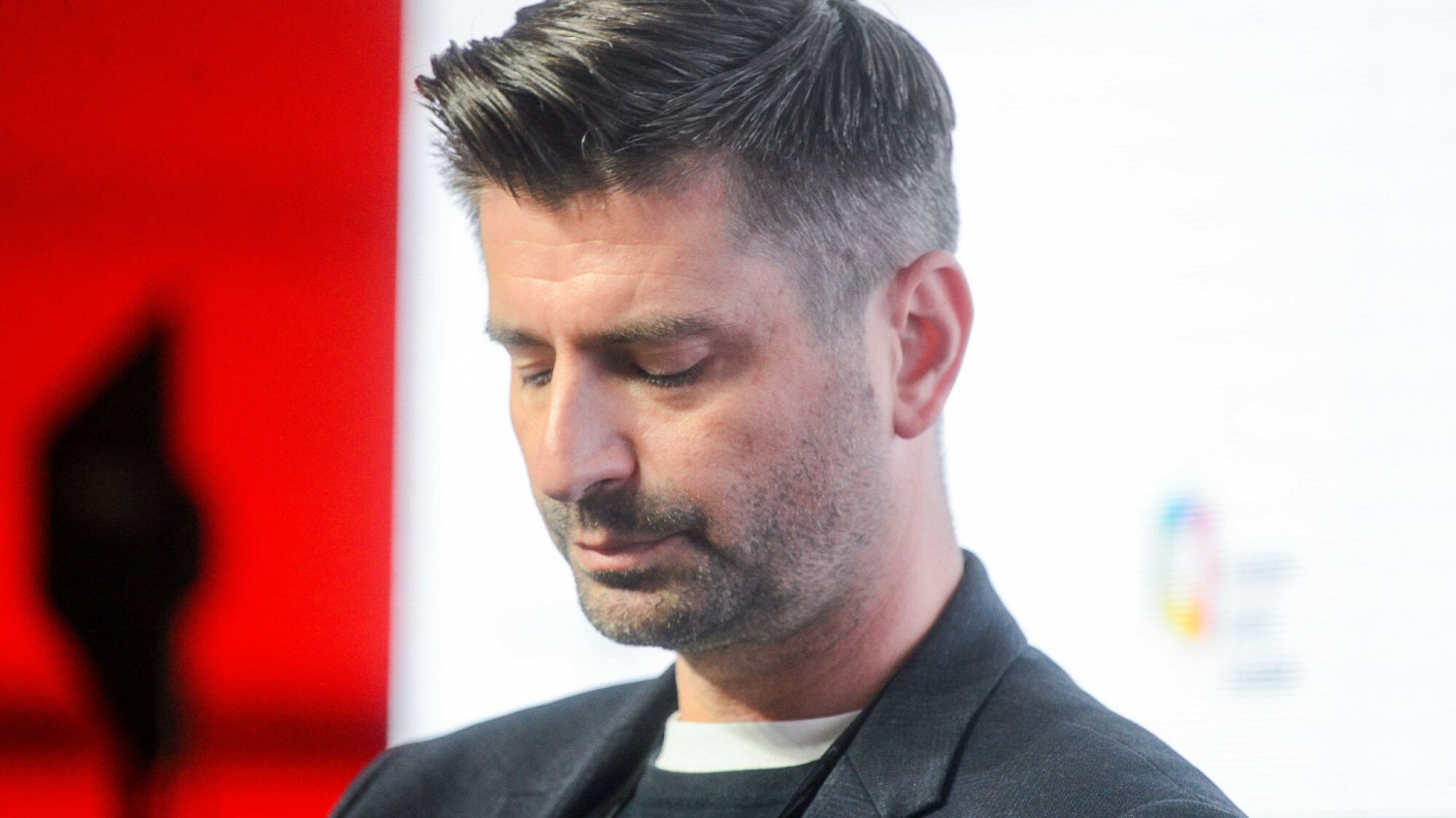 Krzysztof Śmiszek ujawnił, na co chorował. Chodził o kulach z powodu schorzenia kości. Poseł Krzysztof Śmiszek z Lewicy.