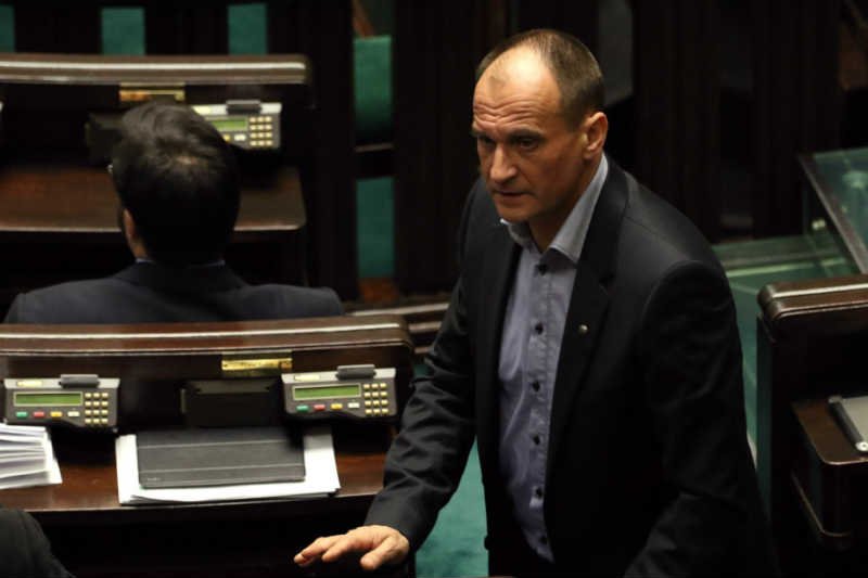 Paweł Kukiz musi sobie poradzić nie tylko z groźbą rozpadu klubu, ale też z ośmieszającymi go kłótniami kolegów.