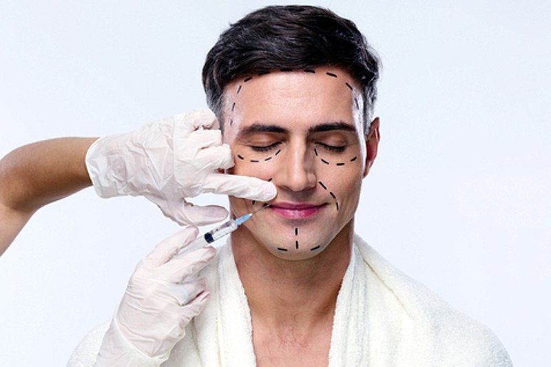 Polscy mężczyźni coraz częściej decydują się na operacje plastyczne.