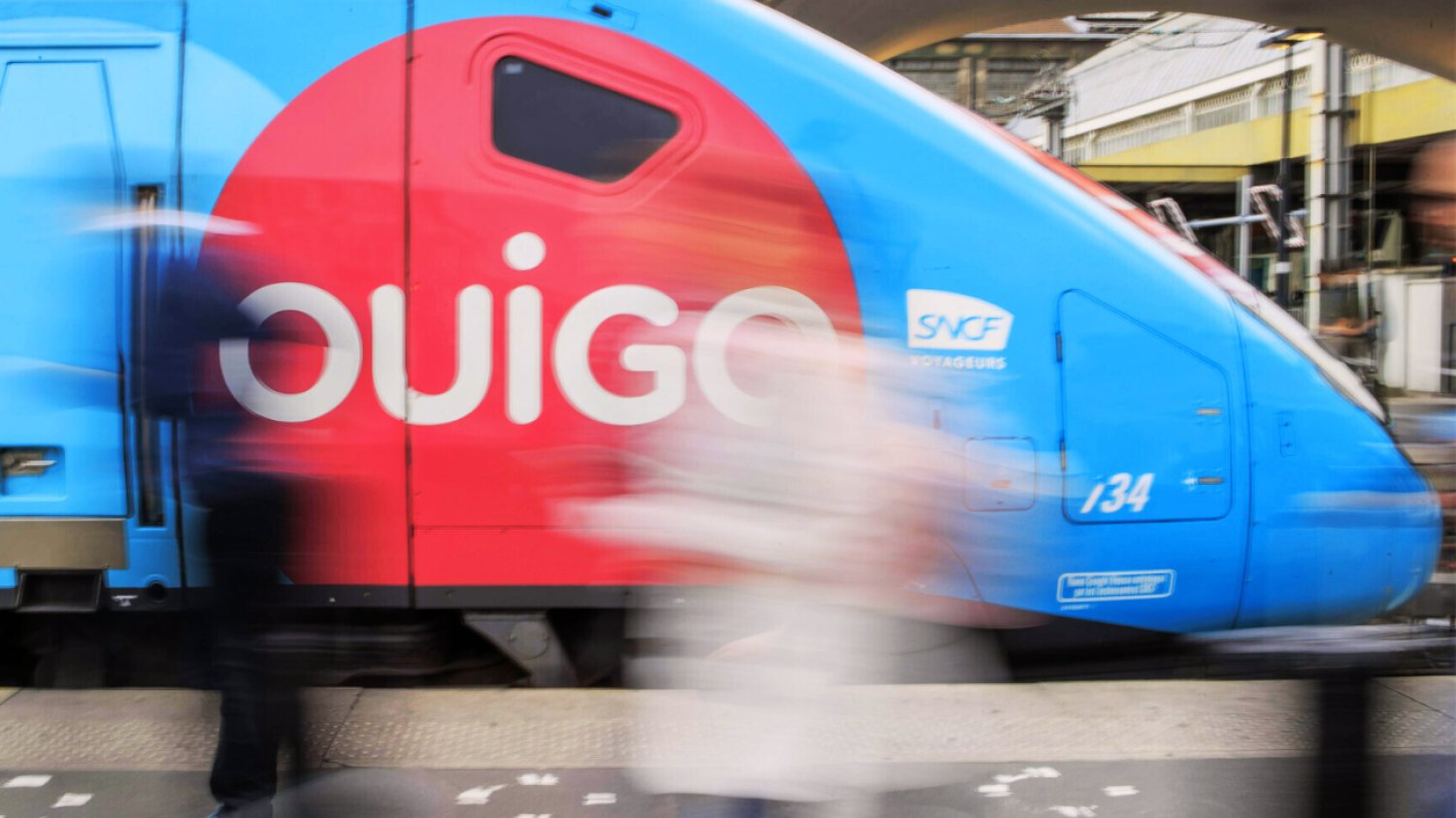 Polak jechał na zewnątrz TGV, superszybkiego pociągu pociąg TGV
