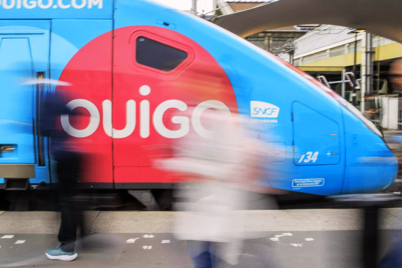 Polak jechał na zewnątrz TGV, superszybkiego pociągu pociąg TGV