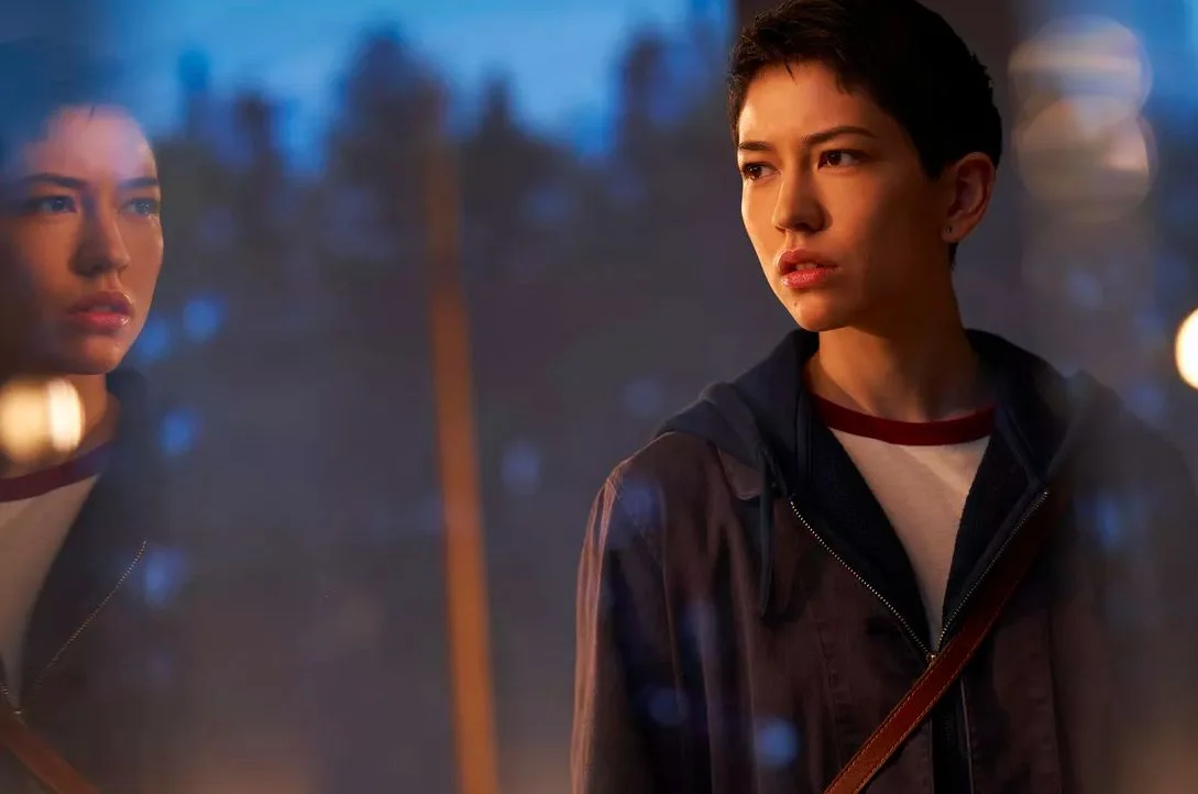 Główną rolę introwertycznej informatyczki Lily Chan gra Sonoya Mizuno