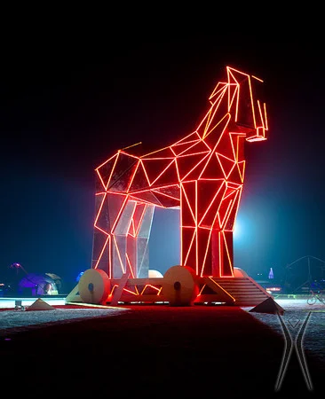 Laserowa instalacja przypominająca Konia Trojańskiego