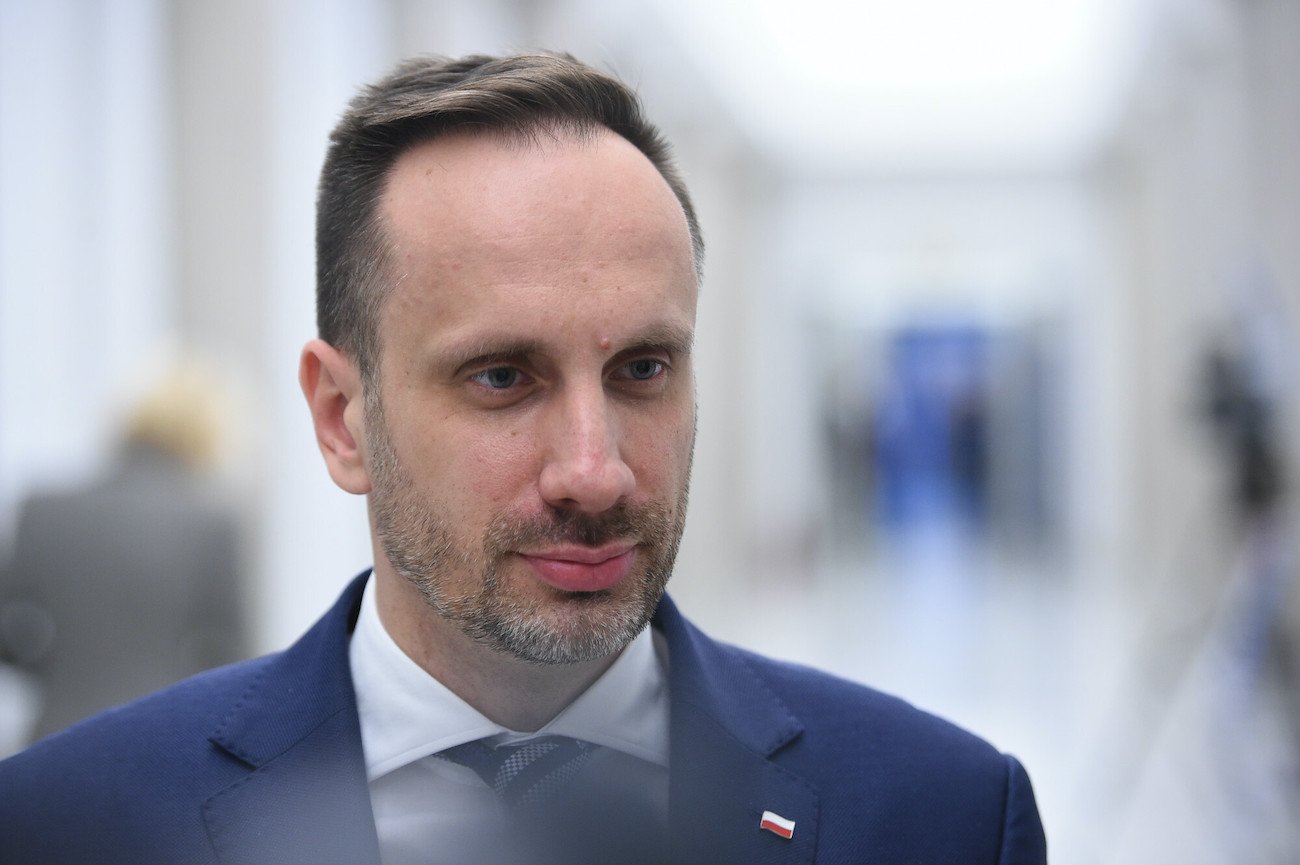 Poseł Janusz Kowalski (SP) na sejmowym korytarzu (16.11.2021). Poseł Janusz Kowalski (SP) na sejmowym korytarzu (16.11.2021).